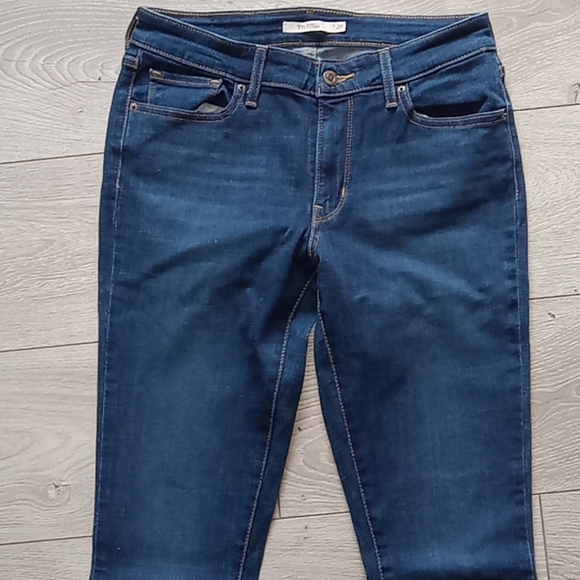 Levis jeans size 28 - Picture 2 of 4